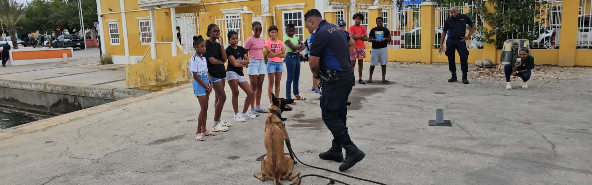 Douane ambtenaar met douane hond en leerling van Jeugdhuis Jong Bonaire