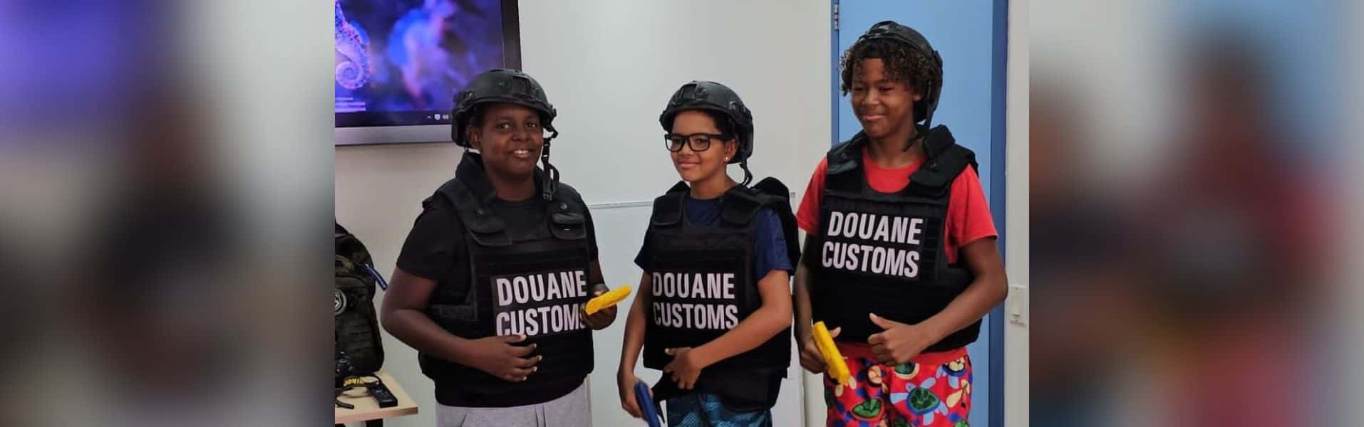 Leerlingen van Bonaire die Douane uitrusting aan hebben