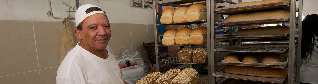 Bonaire nakker die brood bereidt