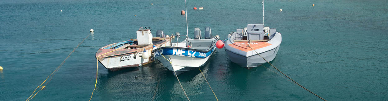 Sint Eustatius drie vissersboten in de haven