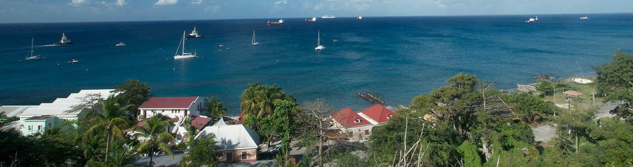 Sint Eustatius uitzicht over Oranjestad baai vanaf fort Oranje